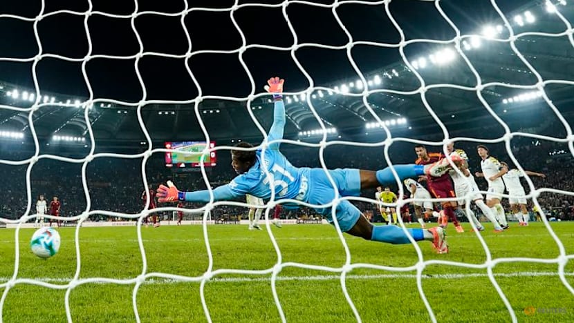 Roma beat Parma 2-1 to keep pace with leaders Napoli