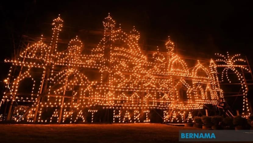2,021 lampu pelita sambut kedatangan Syawal di kampung Johor ini