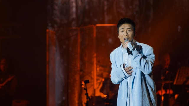 点歌即唱、自弹自唱……许志安带歌迷走过多首香港乐坛金曲！