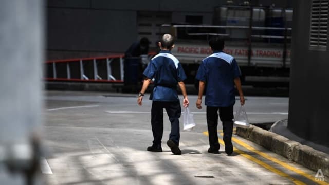 年长者盼调低雇员公积金缴交率 让他们有更多现金养老 