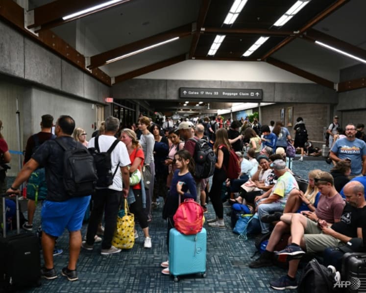 Like a warzone: Hawaii's fleeing tourists tell of escape