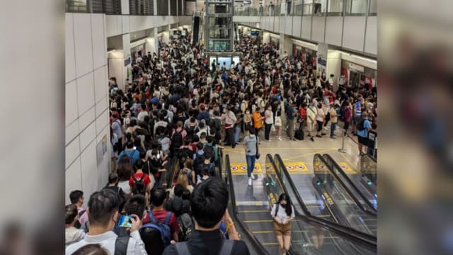地铁服务暂停致实龙岗站现拥堵 SMRT：有乘客按紧急钮 