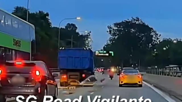 卡车物品飞散公路 险击中后方车辆