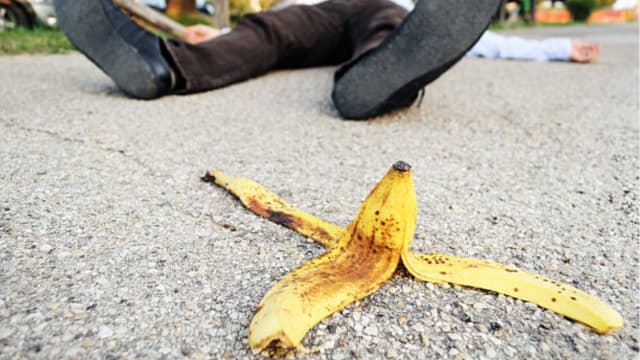 小孩乱扔蕉皮致老人摔倒骨折 法庭判家长赔1.5万
