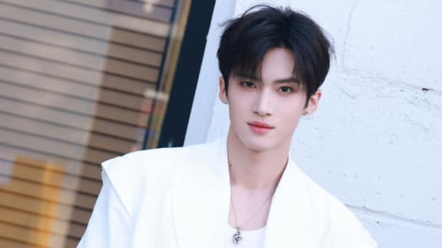 韩团中国籍男星闫桉自曝脑部长瘤，8月剃发动手术！