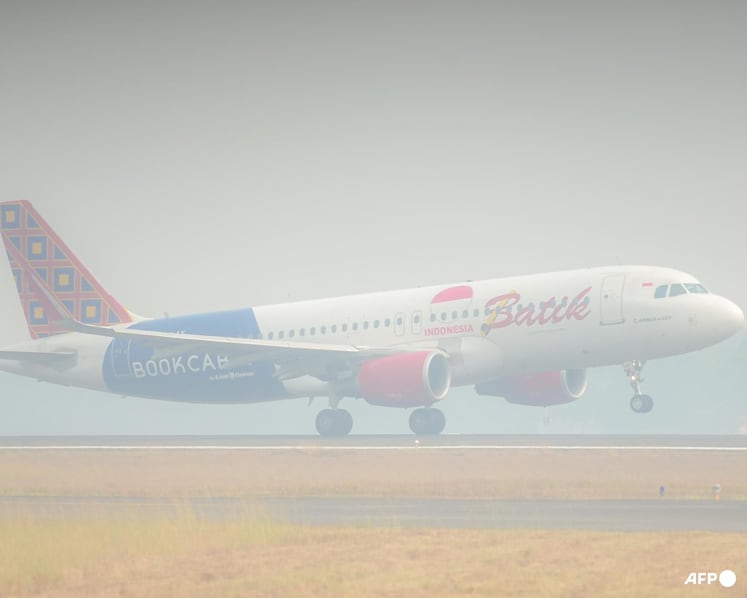 Indonesia drops 2.4 tonnes of dry ice over South Sumatra to tackle haze Indonesia drops 2.4 tonnes of dry ice over South Sumatra to tackle haze