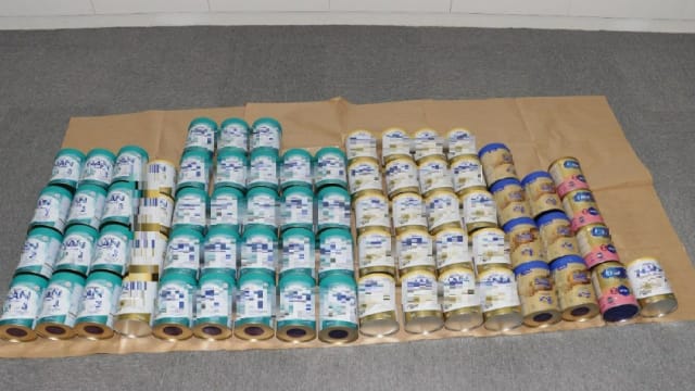 三名男女涉嫌在超市偷走71罐奶粉 被警方逮捕