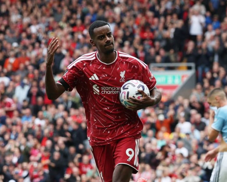 Munoz's late strike earns Liverpool draw with Forest in Iraola's Anfield debut