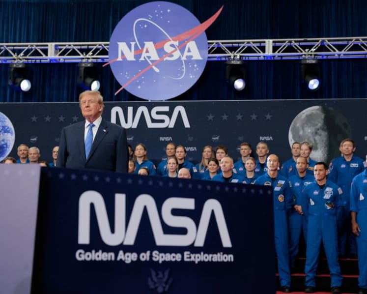 Trump signs order to create a US Space Academy
