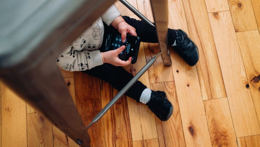 பிள்ளைகள் பிஞ்சு வயதிலேயே மின்னிலக்கச் சாதனங்களைப் பார்த்தால்  விபரீத விளைவுகள் உண்டு - ஆய்வு