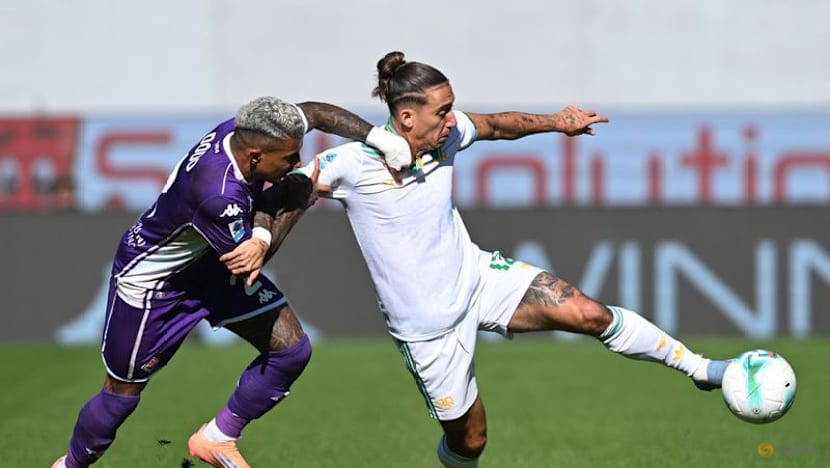 Roma take top spot with 2-1 comeback win at Fiorentina