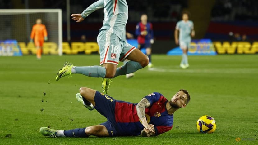 Atletico go top as late Sorloth goal earns dramatic 2-1 win at Barcelona