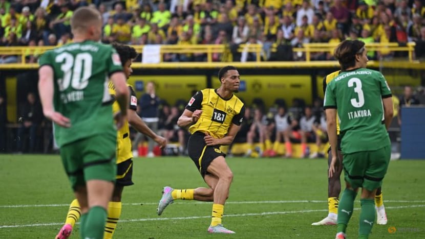 Dortmund score three in nine minutes in 3-2 comeback win over Gladbach