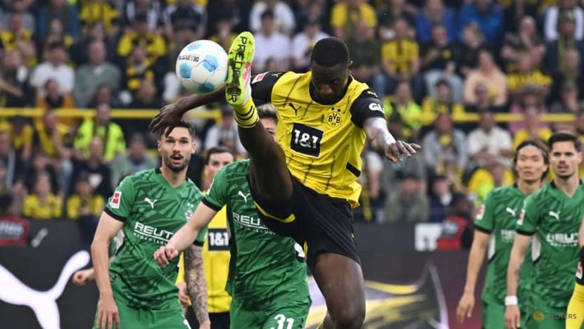 Dortmund score three in nine minutes in 3-2 comeback win over Gladbach