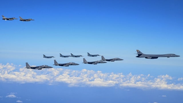 韩美日联合空演应对朝射洲际导弹 
