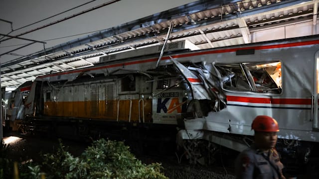 雅加达火车相撞事故死亡人数攀升到14个 普拉博沃下令彻查