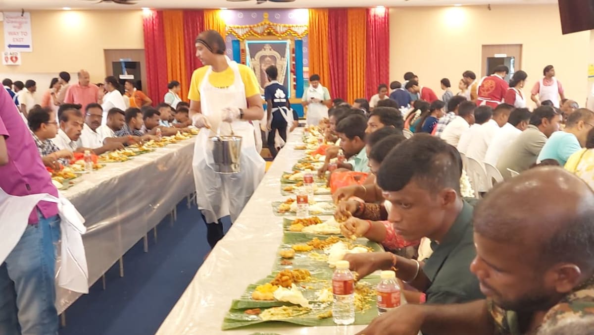 வெளிநாட்டு ஊழியர்களை மகிழ்வித்த புரட்டாசி சிறப்பு அன்னதானம்