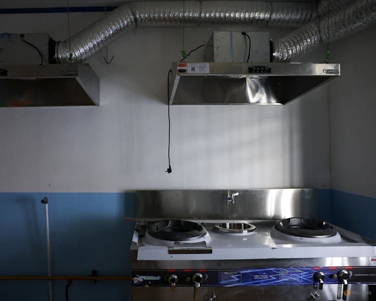 Indonesia suspends nearly 2,000 free meal kitchens for breaching sanitation rules Indonesia suspends nearly 2,000 free meal kitchens for breaching sanitation rules