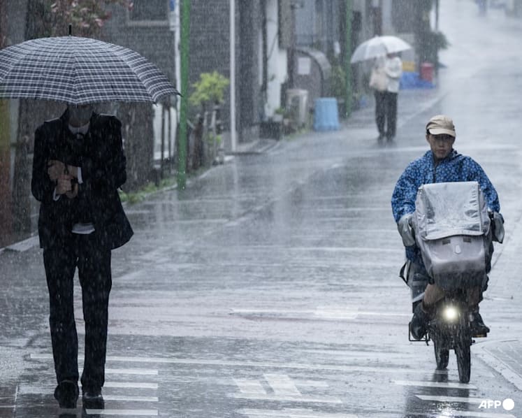 Tropical storm Jangmi batters Japan, cuts power to 60,000 homes
