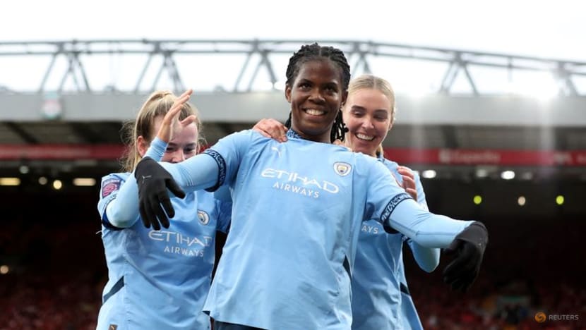 Shaw double sends Man City top of WSL with last-gasp win over Liverpool