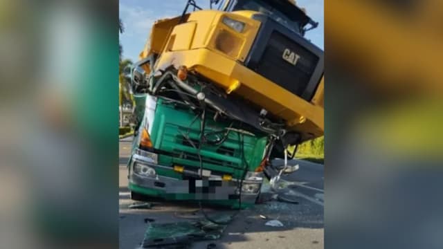 重型机械松脱压扁车头 罗厘司机与乘客当场惨死