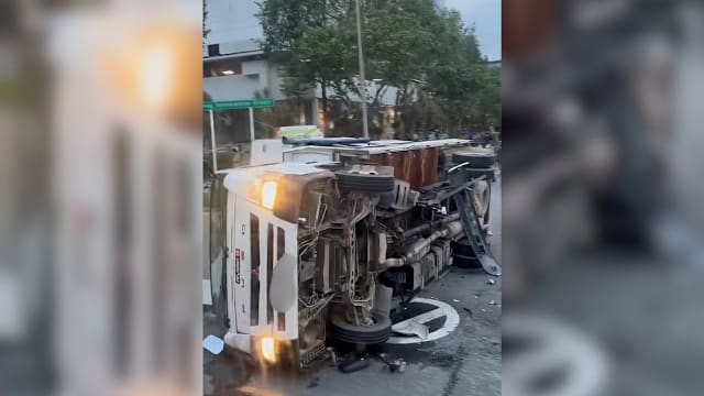 文礼车祸18人送院 罗厘侧翻司机受困