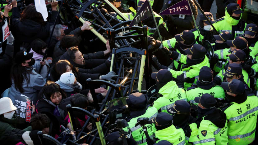 South Korean investigators abandon arrest of impeached President Yoon after tense stand-off