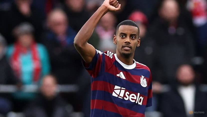 Newcastle's Howe hails outstanding Isak as striker hunts golden boot