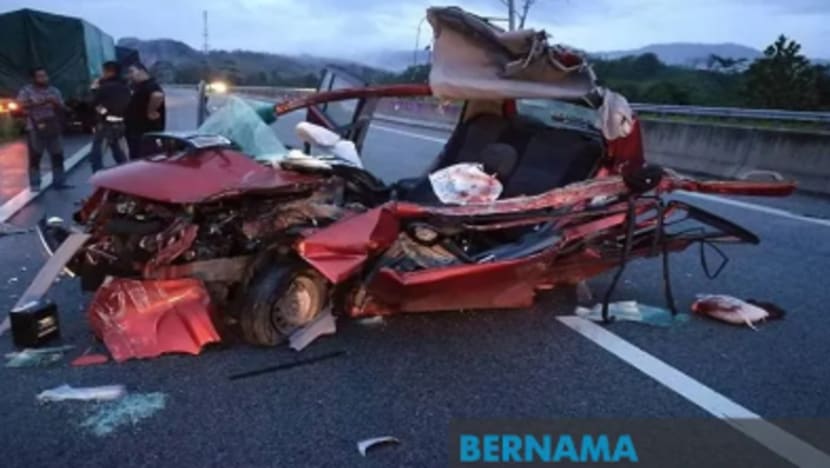 Dua maut kereta rempuh lori tiga tan Dua maut kereta rempuh lori tiga tan