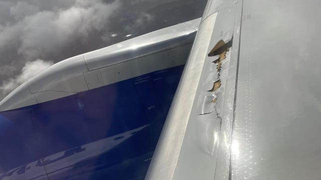 联合航空客机右翼受损 飞行途中紧急迫降丹佛