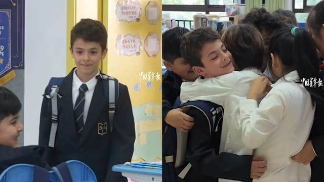 伊朗男童离校102天 重返中国校园全班拥抱迎接