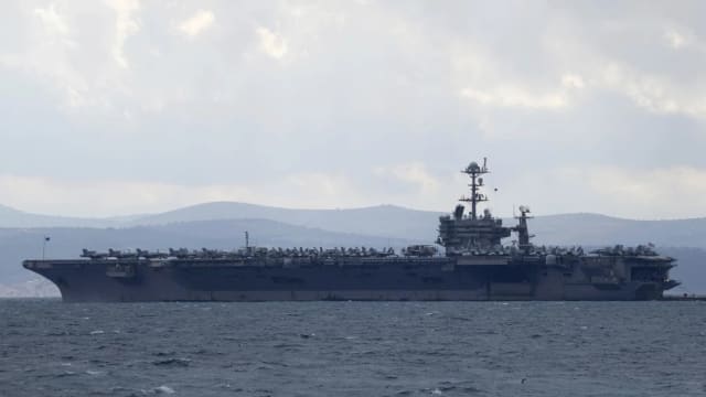 战机拖拉机从美国航母滑落坠入红海 一水手受伤