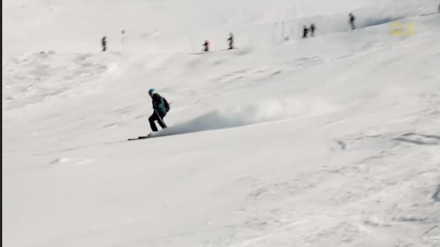 俄罗斯遭遇强风暴雪 导致道路封闭电力中断
