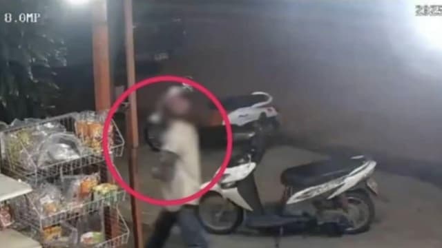持刀偷摩托车后逃离 泰国小偷失控摔跌刺伤自己
