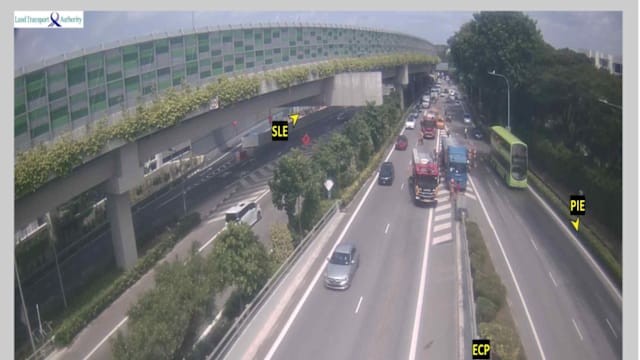 卡车行驶途中突起火 居民听到巨大声响屋内有震感