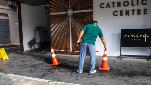 宗教中心出现不明物质 闭路电视拍到八人下车喷洒