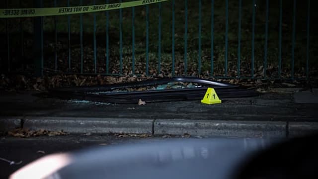 英国校车紧急刹车 三名学生被摔出车外