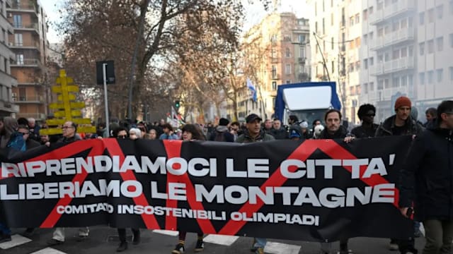 数千名示威者走上意大利米兰街头 抗议冬奥会引发的问题