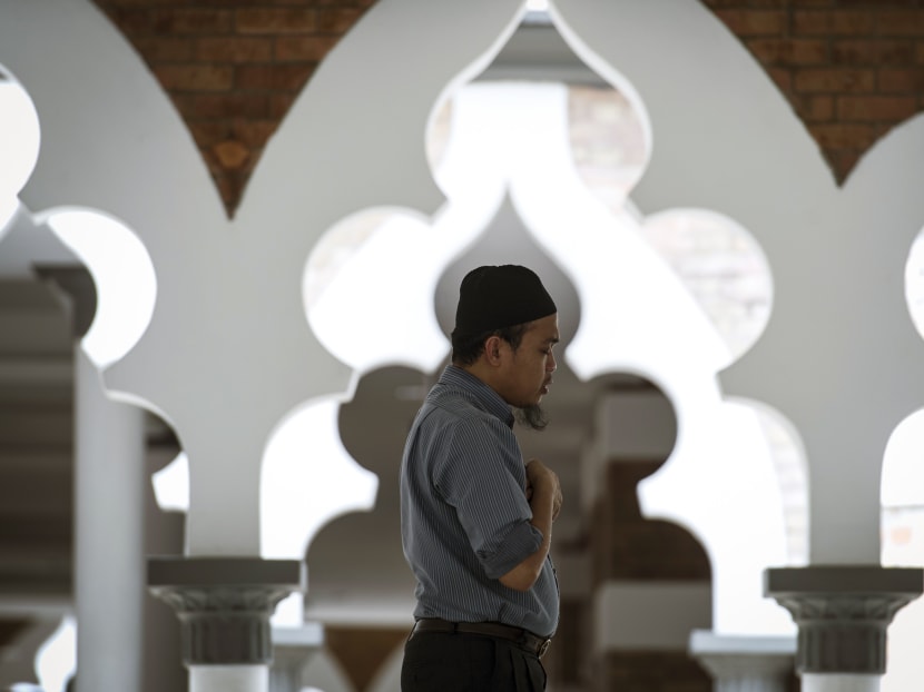 A Malaysian Muslim man prays at a mosque in downtown Kuala Lumpur, Malaysia on Wednesday, March 18, 2015. Photo: AP