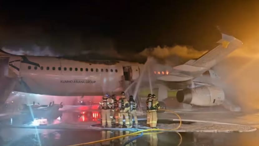 Pesawat Air Busan terbakar di lapangan terbang Korea Selatan; tiada korban jiwa Pesawat Air Busan terbakar di lapangan terbang Korea Selatan; tiada korban jiwa