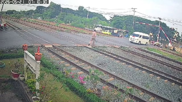 泰国校车无视警示硬闯铁路 工作人员冲轨救险