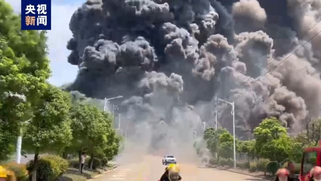 中国江西化工厂发生爆炸 滚滚浓烟直冲天际