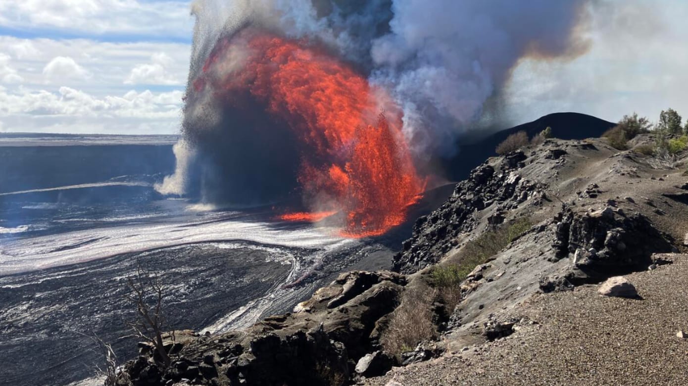 美国夏威夷基拉韦厄火山再度喷发