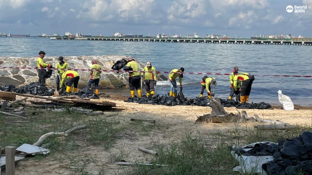 首日就清除七公吨油沙 东海岸情况好转但海面仍有油污