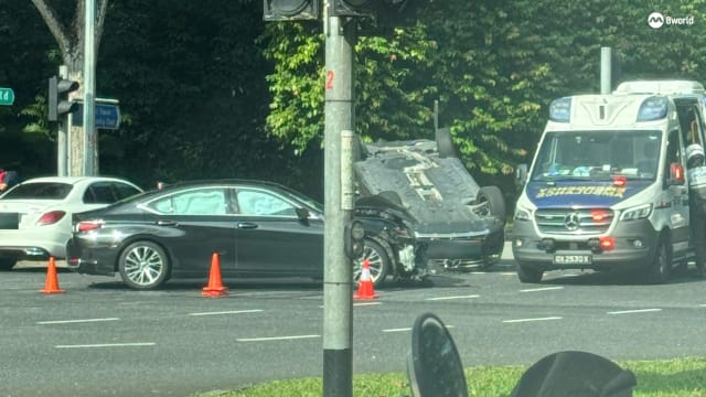 武吉巴督车祸马赛地轿车四轮朝天 四人受伤 