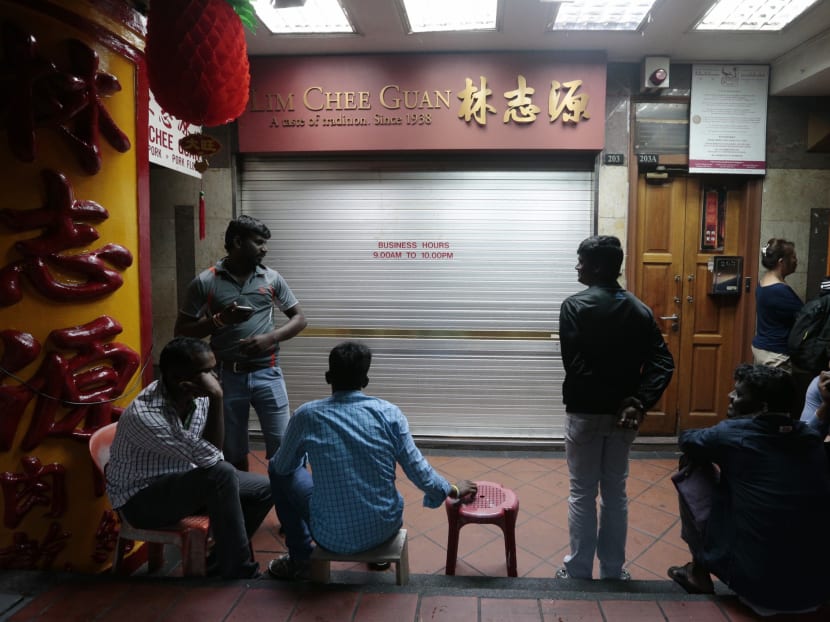 For S$5 an hour, migrant workers queue overnight for bak kwa For S$5 an hour, migrant workers queue overnight for bak kwa