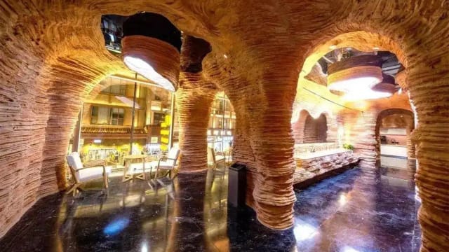 中国夜市公厕意外走红 30年建筑华丽变身“文化空间”