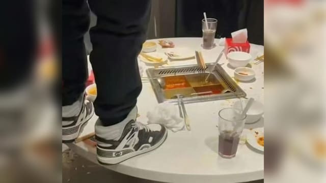 中国两少年往海底捞火锅内撒尿 被判赔逾39万元