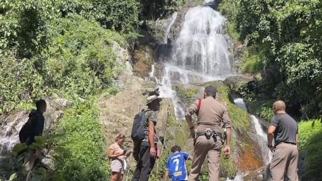 法国游客泰国瀑布自拍坠亡 女友抓树枝侥幸逃生