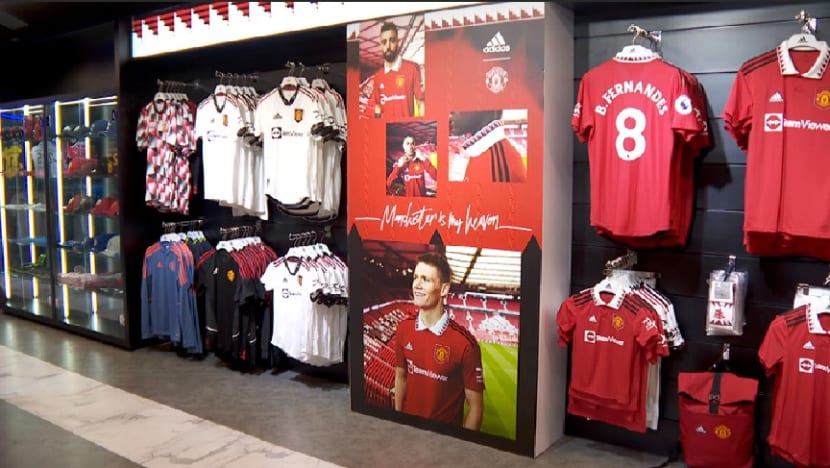 Gangguan rantaian bekalan global jejas penghantaran jersi EPL; jersi musim lalu dijual hampir 50% lebih murah